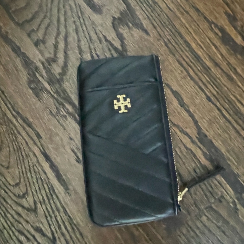 Tory Burch Kira Chevron Phone Wallet - black